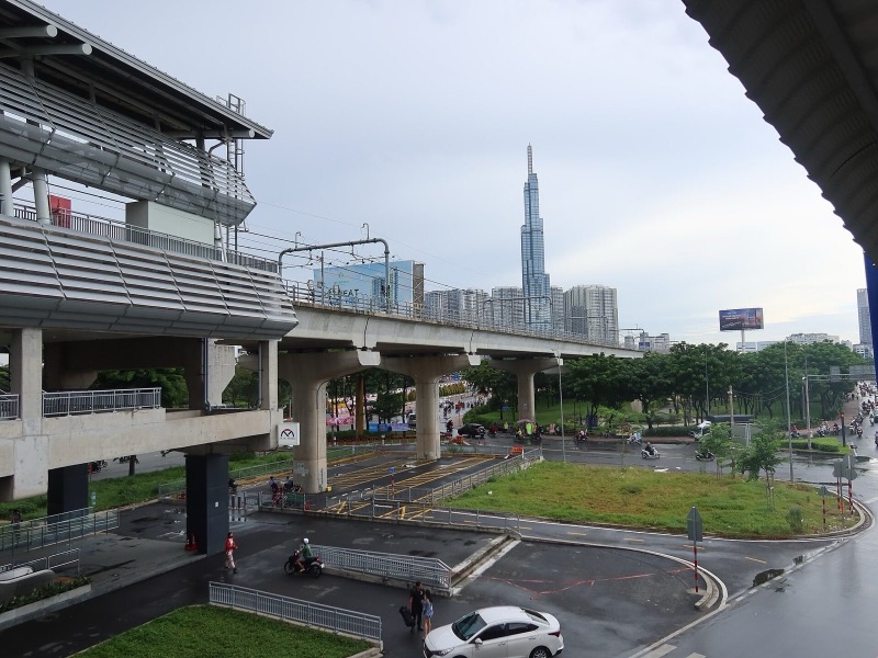 Ga Thảo Điền và đường ray metro trên cao bên xa lộ Hà Nội, phía xa là tháp Landmark 81