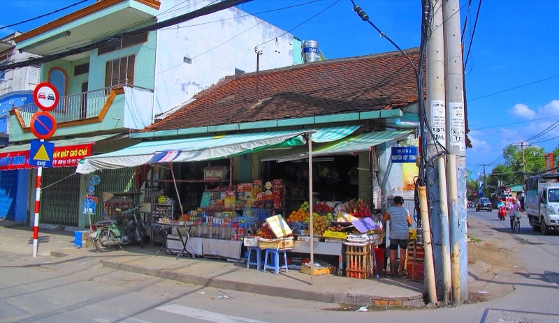 Tiệm tạp hóa bán trái cây ở góc ngã ba Nguyễn Thị Định và Nguyễn Duy Trinh, phường Bình Trưng Tây