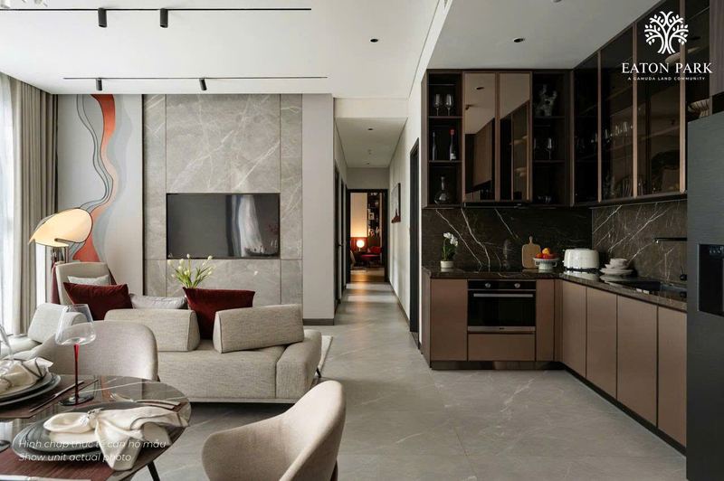 Bếp và phòng khách liền nhau trong căn hộ mẫu Eaton Park