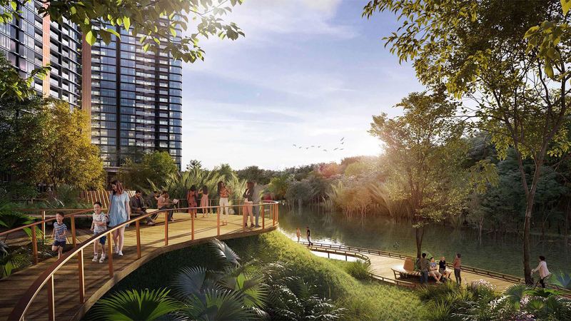 Đường dạo gỗ ven rạch giữa cây xanh, phía sau là tháp Eaton Park
